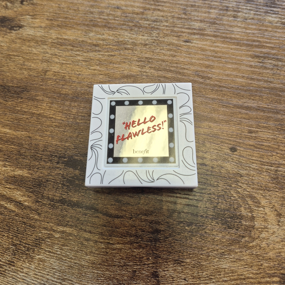 NEW DISCONTINUED Benefit Hello Flawless Foundation Powder